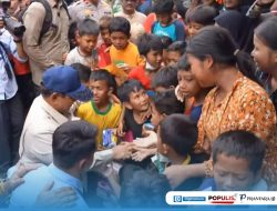 Presiden Prabowo Bersimpuh dan Peluk Anak-anak Pengungsi di Aceh Tamiang