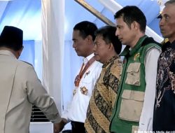Prabowo Anugerahkan Bintang Jasa dan Satya Lancana Wirakarya untuk Mentan Amran hingga Bupati