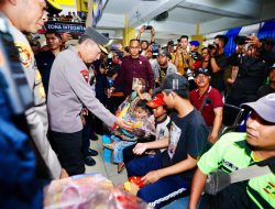 Tinjau Terminal Purabaya, Kapolri ke Sopir Bus: Hati-Hati dan Jaga Keselamatan Pemudik
