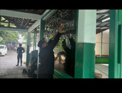 Gegana Brimob PMJ Bersihkan Masjid Al-Magfiroh di Slipi, Wujud Kepedulian Jaga Lingkungan