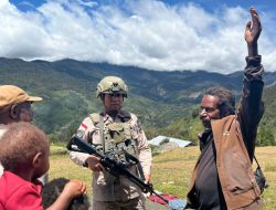 Satgas Damai Cartenz Gelar Patroli Humanis dan Pelayanan Kesehatan di Sinak