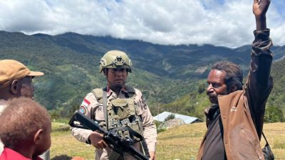 Satgas Damai Cartenz Gelar Patroli Humanis dan Pelayanan Kesehatan di Sinak