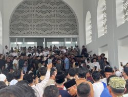 Warga Antusias Temui Wapres Gibran Usai Salat di Masjid Al Bakrie Lampung