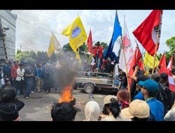 Aksi Mahasiswa di DPRD Lampung Memanas, Massa Tabur Bunga dan Bakar Ban Saat Sampaikan Enam Tuntutan