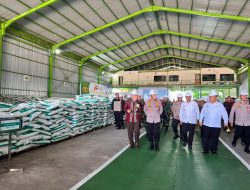 Kapolri Tinjau Pabrik Pupuk Batu Bara di Kampar, Lepas Distribusi 80 Ton Pupuk untuk Kelompok Tani Riau