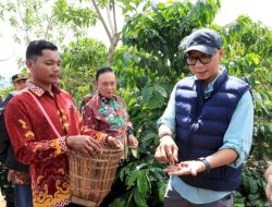 Genjot Produksi Kopi, Gubernur Mirza Kenalkan Inovasi Pupuk Hayati Cair di Lampung Barat