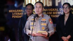 Pelayanan Humanis di DPR, Polisi Bagikan Konsumsi kepada Massa Aksi