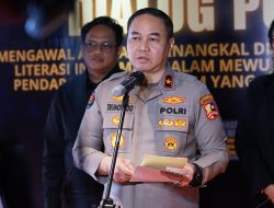 Pelayanan Humanis di DPR, Polisi Bagikan Konsumsi kepada Massa Aksi