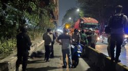 Brimob Metro Jaya Evakuasi Korban Laka di Jalur Trans Jakarta