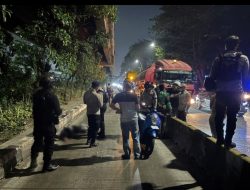 Brimob Metro Jaya Evakuasi Korban Laka di Jalur Trans Jakarta